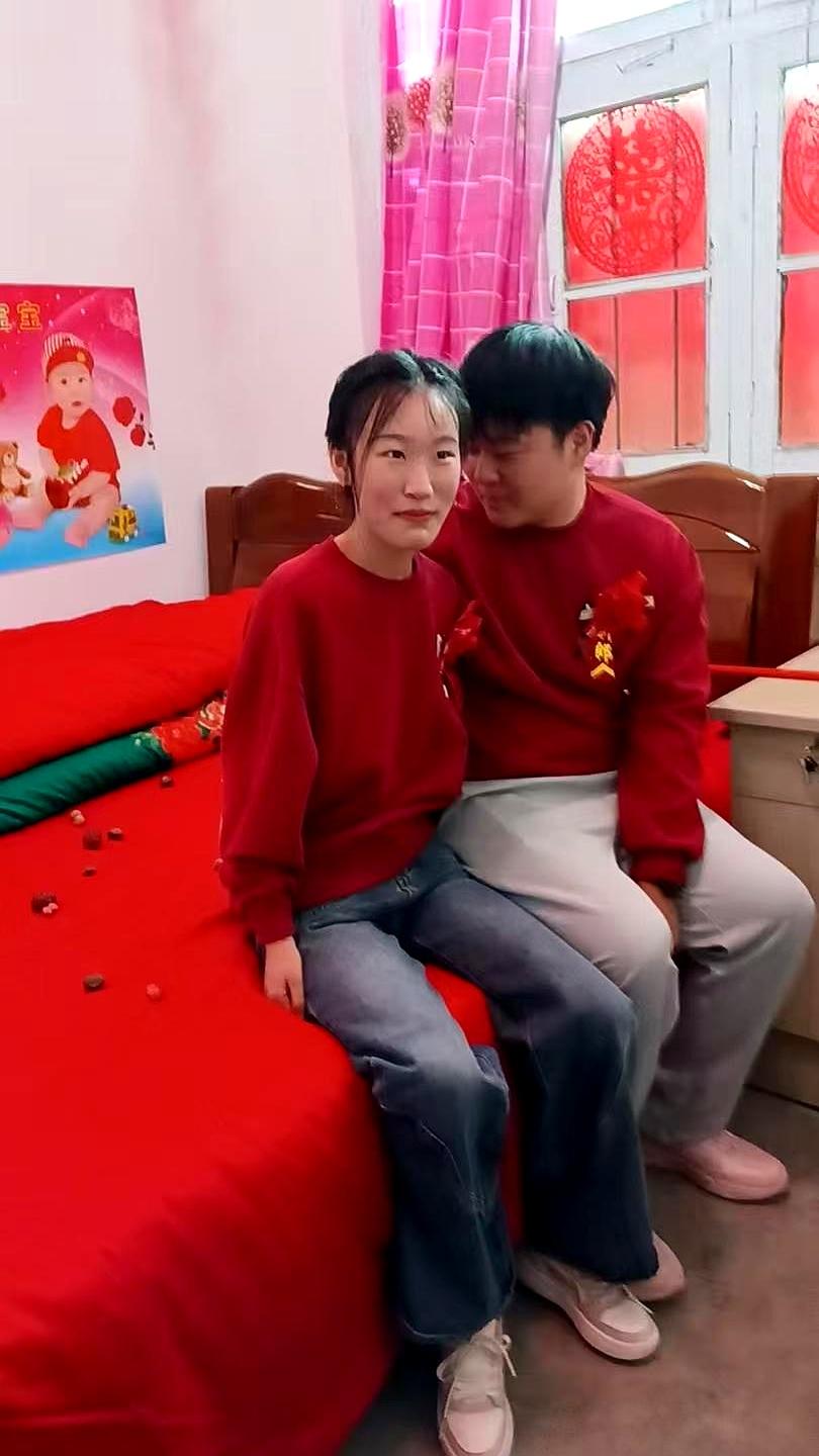 中午进院门时，差点给新人整不会了——
两位00后穿着帆布鞋配牛仔，没车队，没伴郎