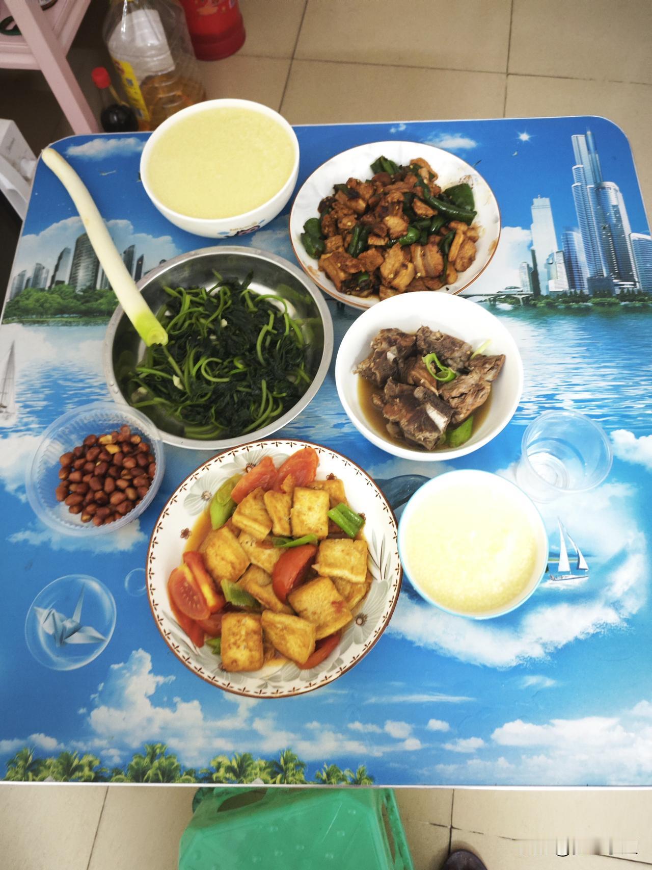 我就赶紧早点做饭菜了，这样他下班回来就有饭菜吃了，我现在每天都做几样菜因为老公上