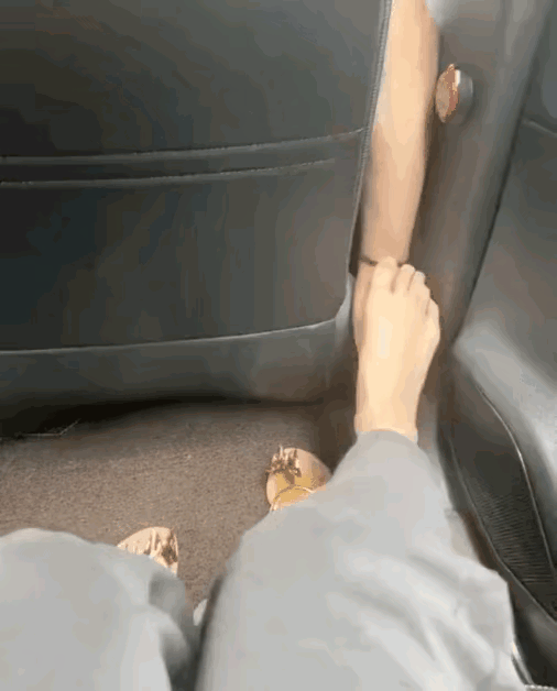 夫妻俩和闺蜜一起开车外出，谁知丈夫却用手偷偷抚摸闺蜜的脚。女子专心开车的时候，丈