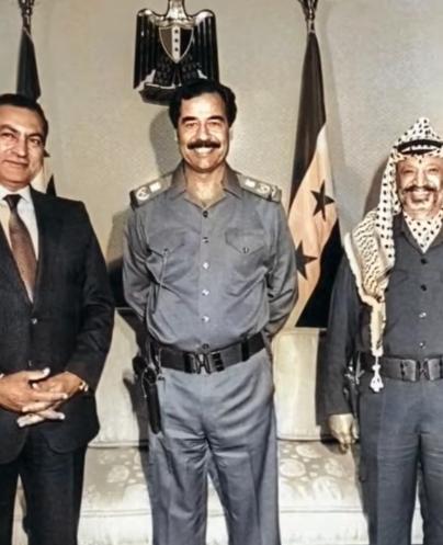 1988年，三个中东强人的合影，那时的萨达姆正是风光无限，位居C位。

在与伊朗