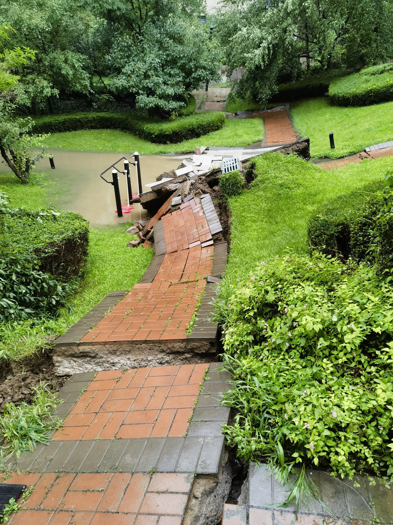 沈阳暴雨突发险情，小区地库塌方令人揪心
 
连日特大暴雨侵袭沈阳，今早八点多，女