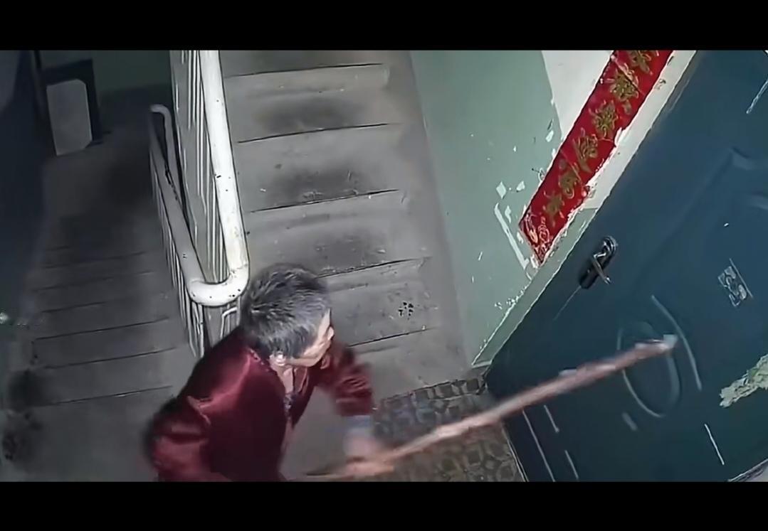 近日，在甘肃兰州发生了一起女子家中遭楼上大爷持棍砸门的事件。刘女士发布了一段监控