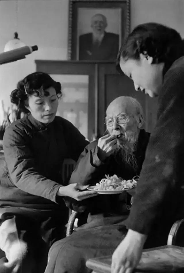 1957年，93岁的齐白石老人在北京的家中。
