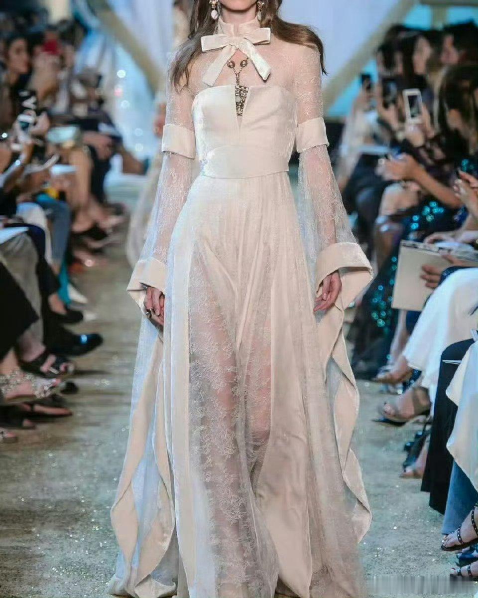 这件礼服你第一眼想到的女明星是谁 ​ ​​​