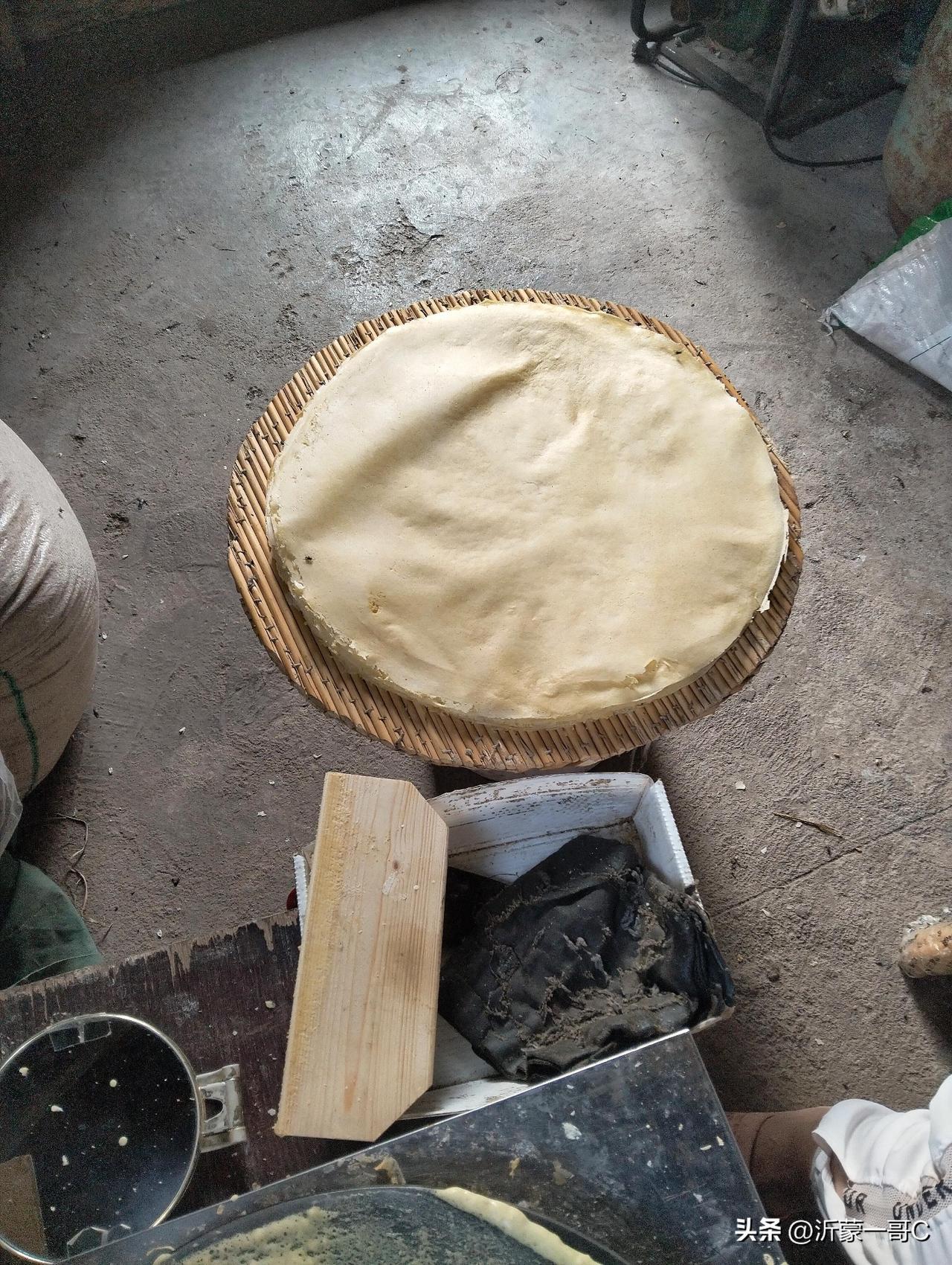 今天哪里也不去，在家烙煎饼，还是自己做的手工煎饼吃着香！