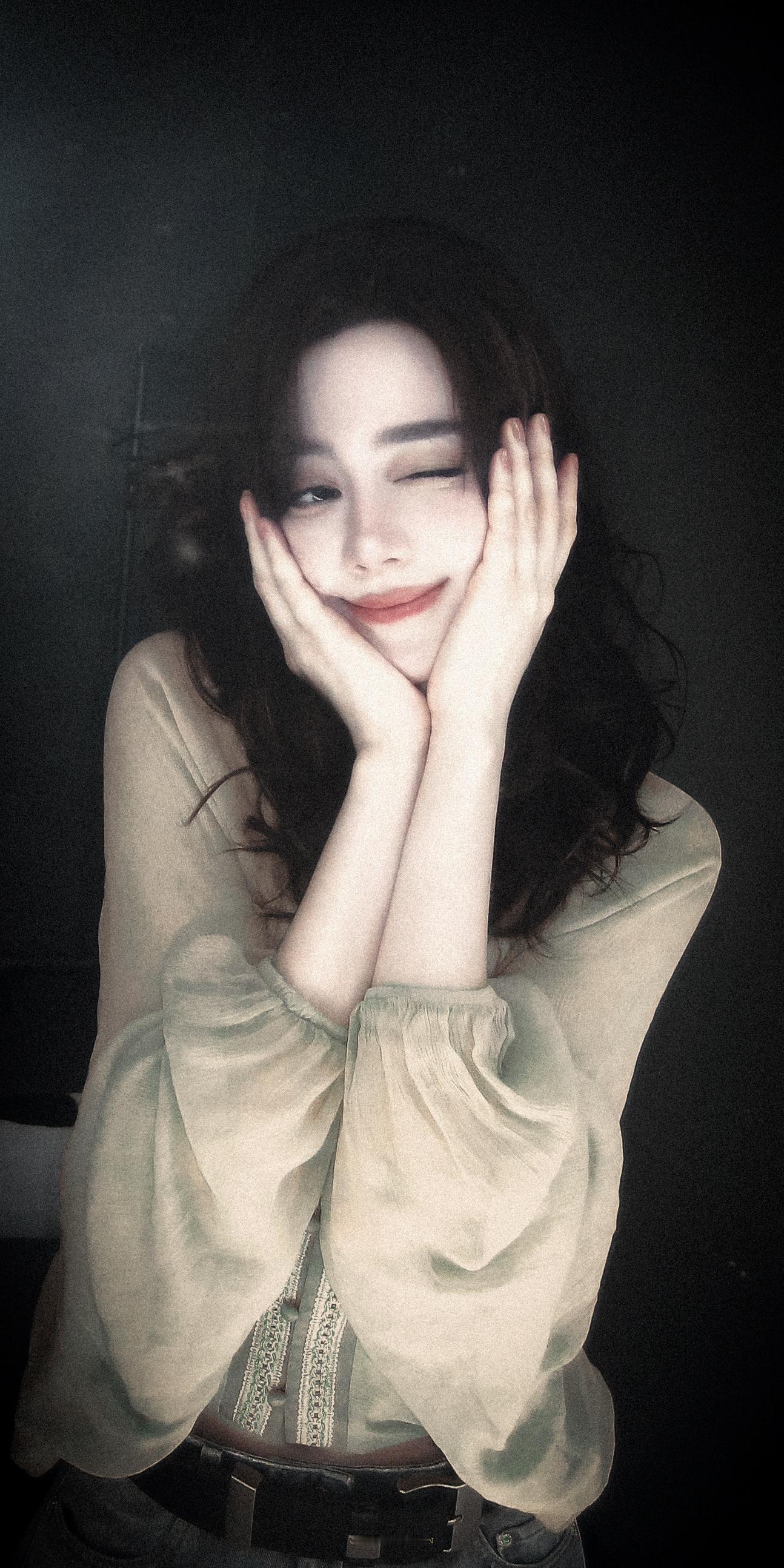 𝑴𝒊𝒔𝒔𝒔𝒔𝒔 𝑼.📸✨ 迪丽热巴慵懒感卷发随拍 ​​​