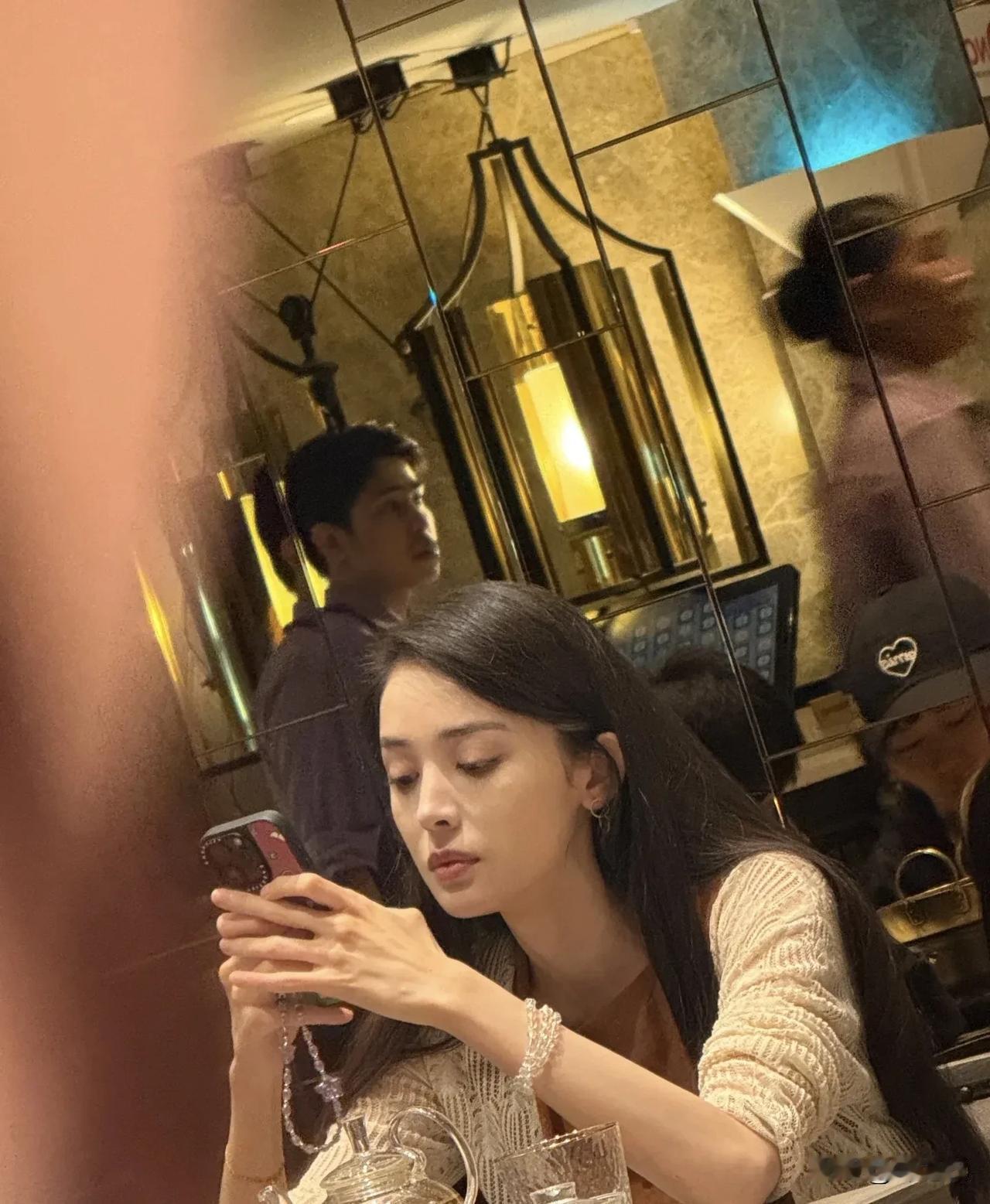 古力娜扎近日在泰国被网友偶遇，貌似她经常去泰国玩吧，但是她这种两张照片，看起来都