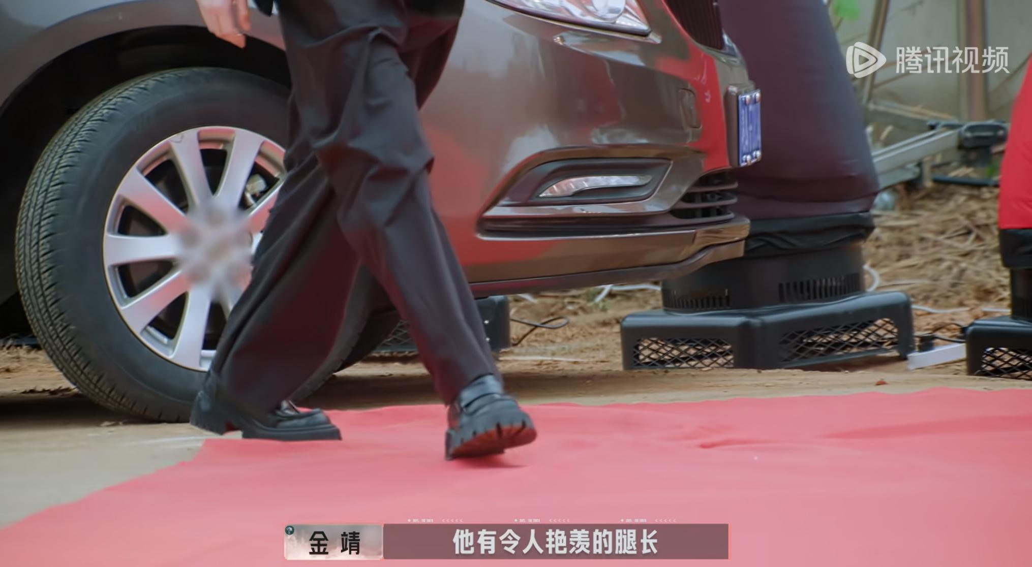 词：令人艳羡的腿长画面：裆到膝盖的裤子遮住 ​​​