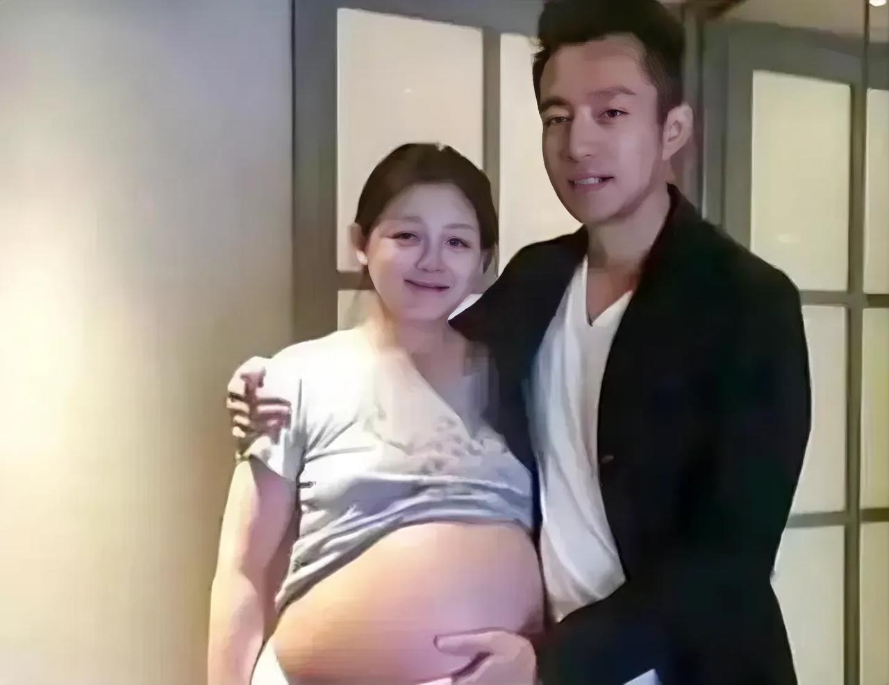 孕肚照放到网上好看吗？
大S和汪小菲。
这明显是女儿肚。