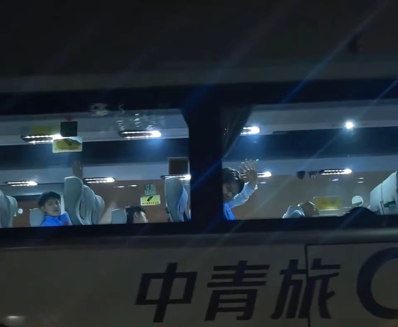 大家都在挥手致意时，栋栋一个人睡着了，太早出发把他折腾坏了。 国乒出征亚运会大合
