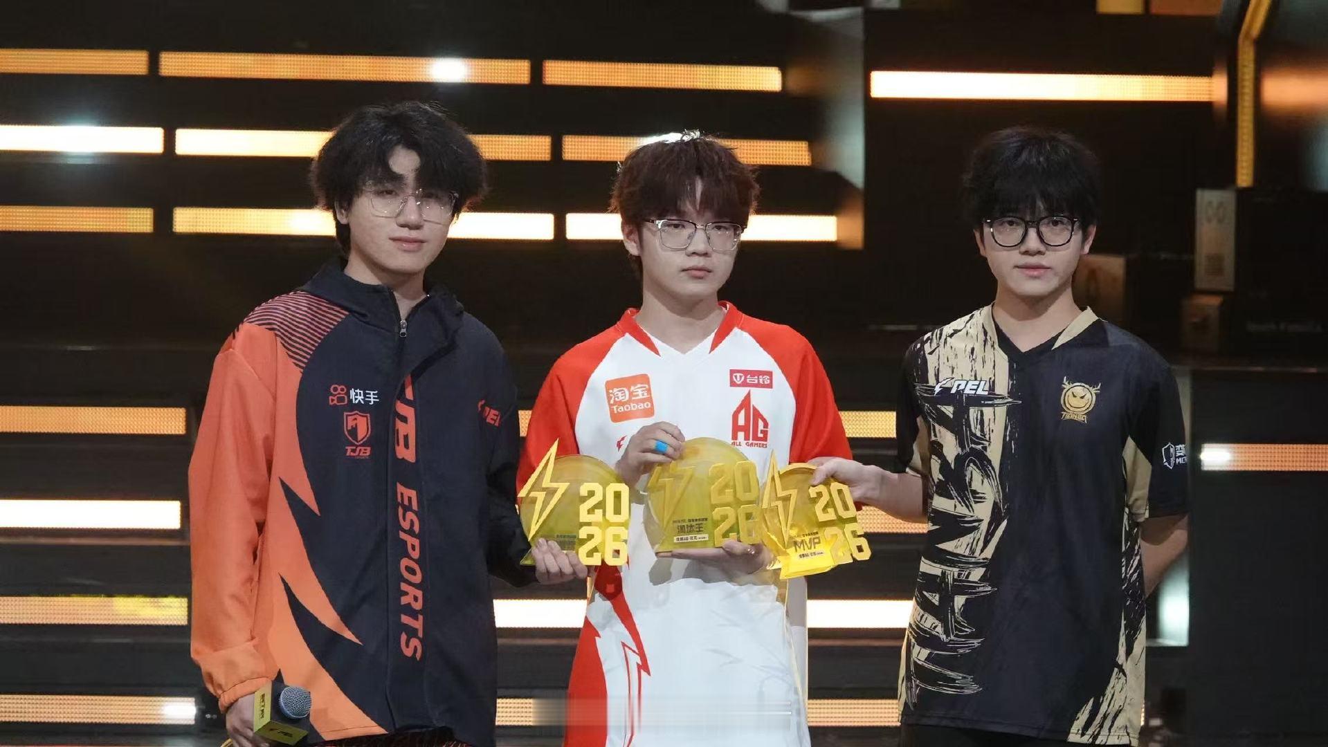 三个人抱着奖杯真的好可爱PEL春季常规赛颁奖典礼AG常规赛奖项收割机