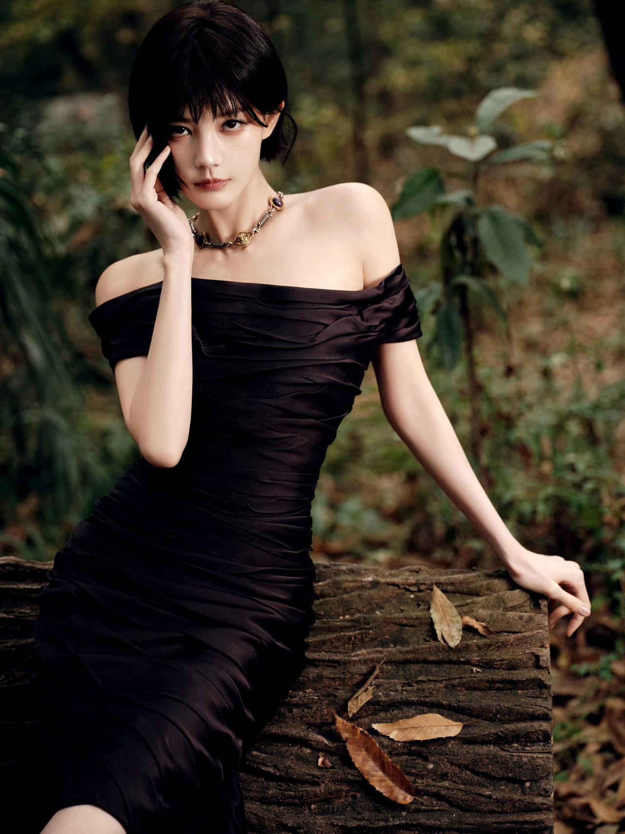 谁懂啊！李一桐枯叶林黑玫瑰造型，短发黑裙清冷杀疯了💥李一桐 氛围感女神 最美女