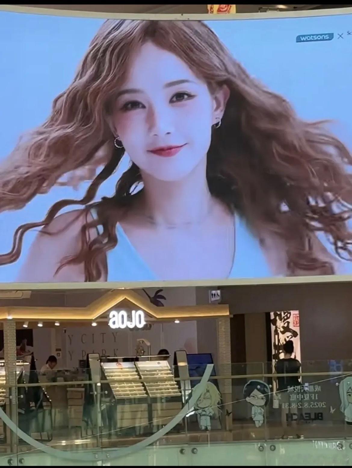 李一桐施华蔻升t了！新剧投了三集45s广，平时线下地广大屏都给了，现在又给升T，