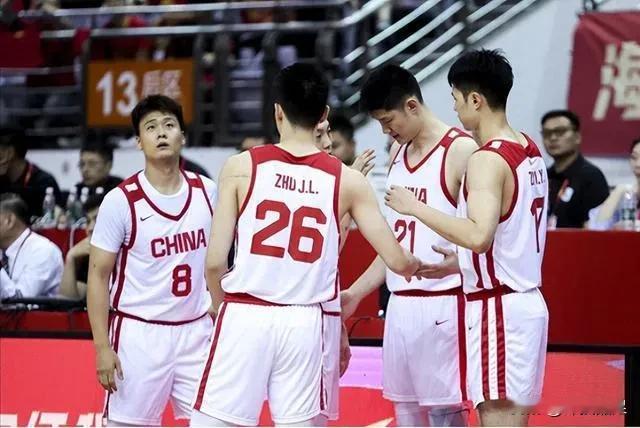 4选2，郭士强的最后选择！
中锋：胡金秋、余嘉豪、周琦
前锋：朱俊龙、王俊杰、赵