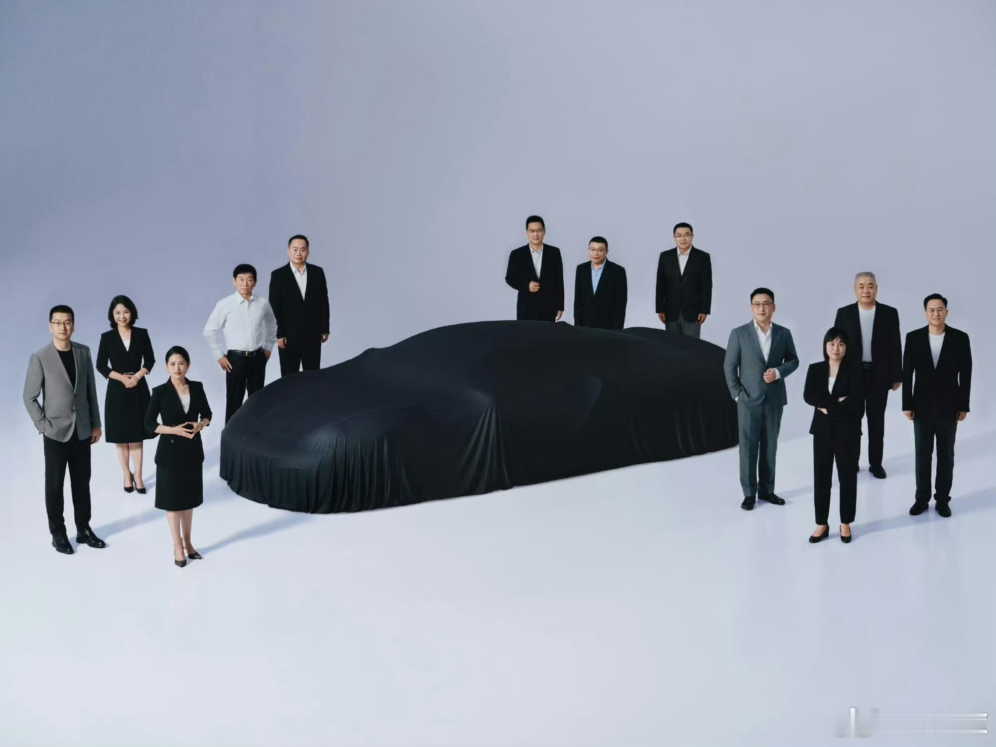 早上刚睁眼看到了什么！？V8 V8 国产大V8 真要来了？？魏建军拍合照站不到C
