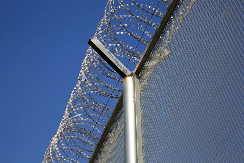 1月2日河北石家庄，女子经亲戚介绍结婚，以为嫁给武警上校，婚后不久丈夫经常以执行