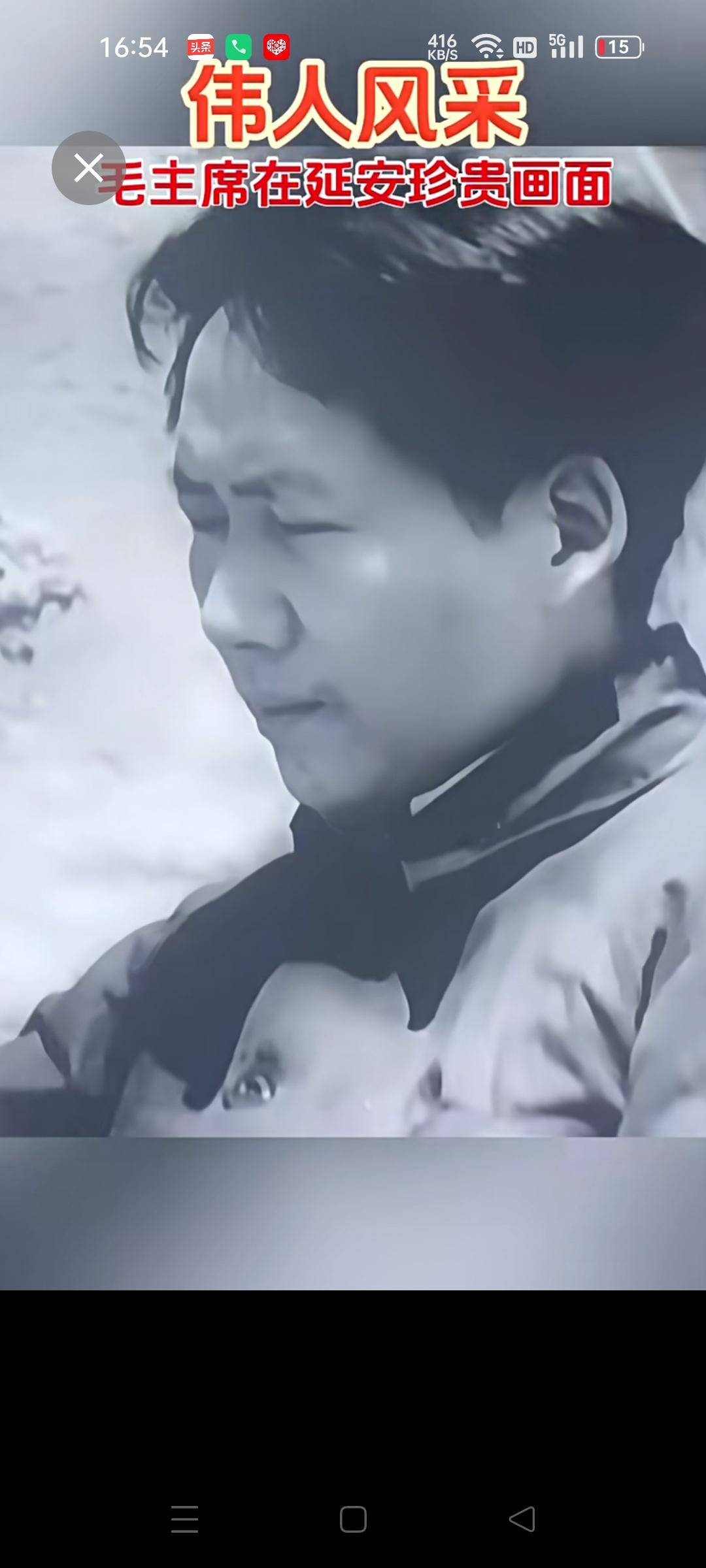 这是延安时期的毛主席，年轻且充满朝气，尽管居住环境条件差，物质匮乏，少吃缺穿，但