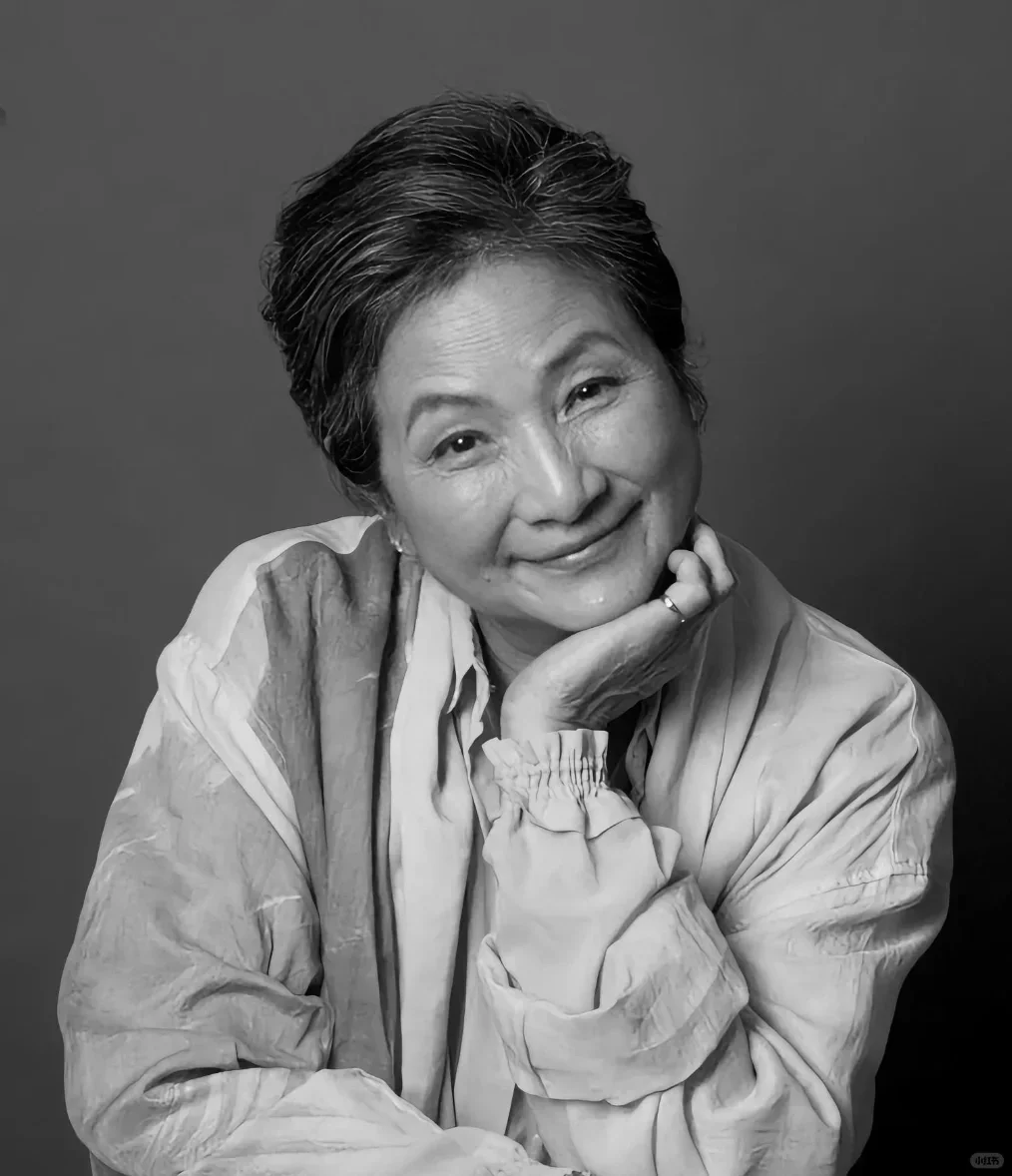 怀孕8次流4次，42岁净身出户，香港侠女郑佩佩去世 ~ 1963年，1...
