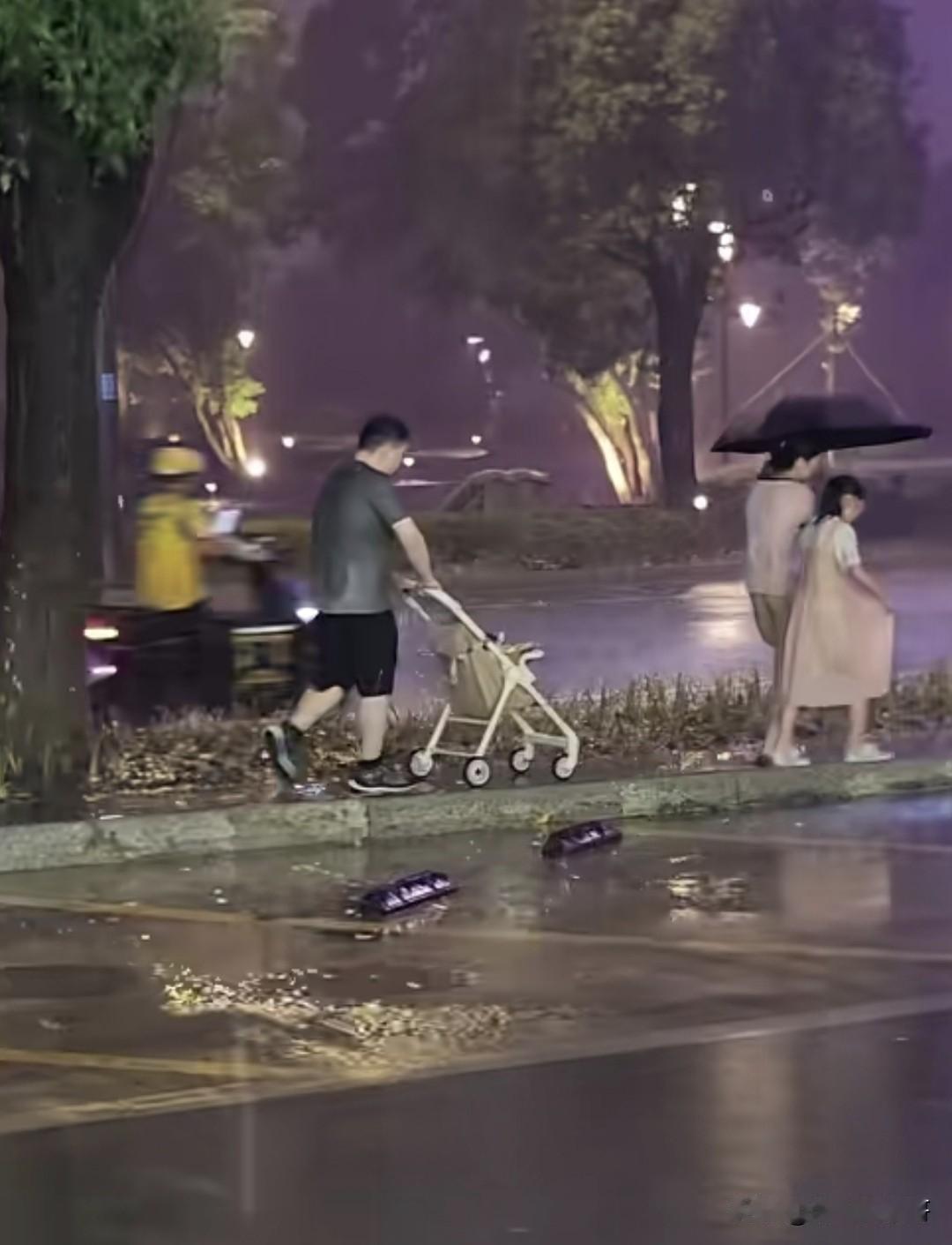 傍晚跟老乡散步，突然遇到雷阵雨，看到了一位爸爸淋着雨推着婴儿车，前面是妈妈抱着小