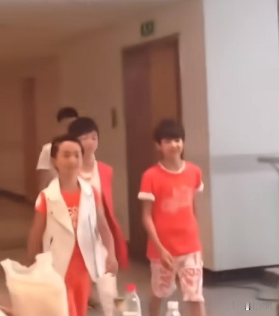 我才发现 TFBOYS三小只这个称号是怎么来的了。从照片上来看，看着就跟10来岁