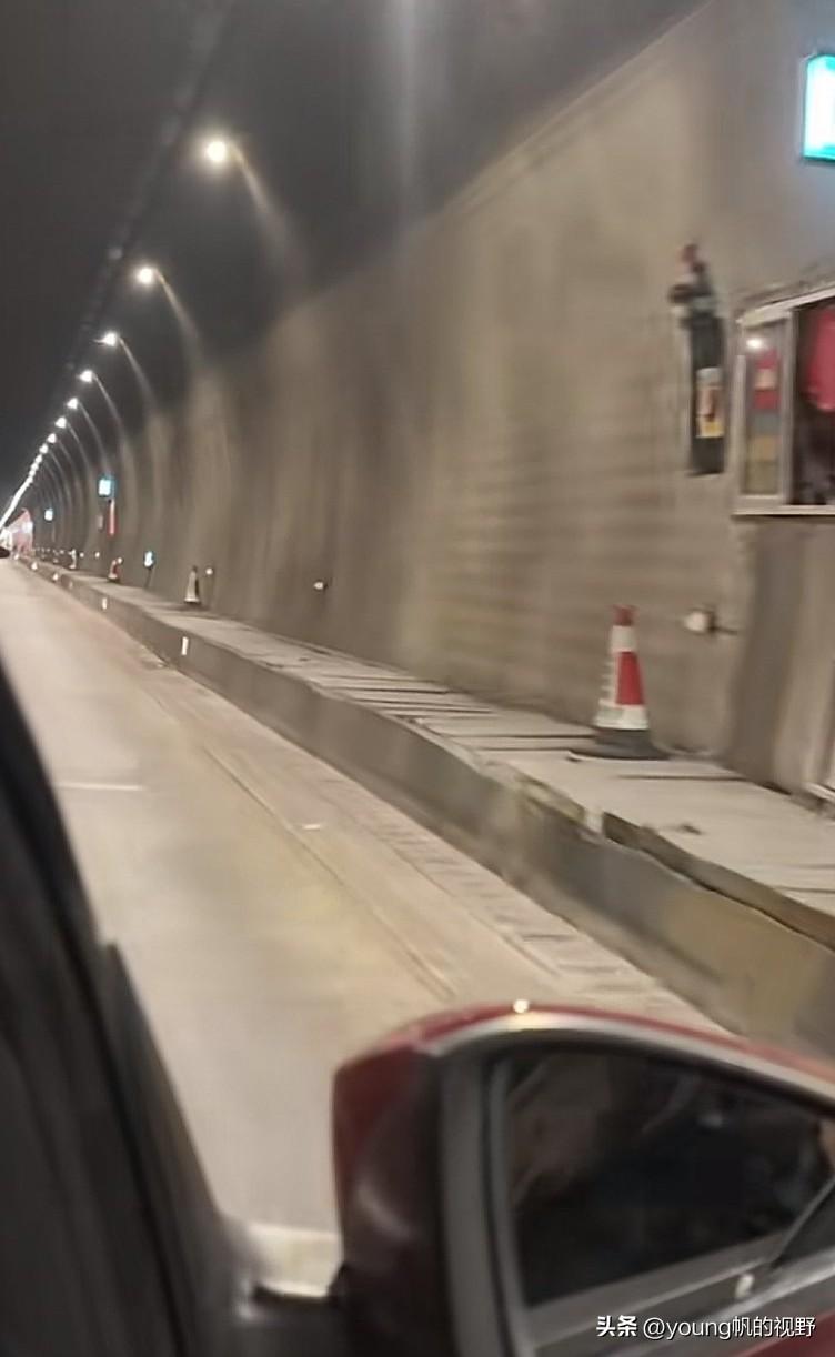 G55二广高速，湖南省与广东省的分界点位于九嶷山隧道当中。两省之间最明显的区别就