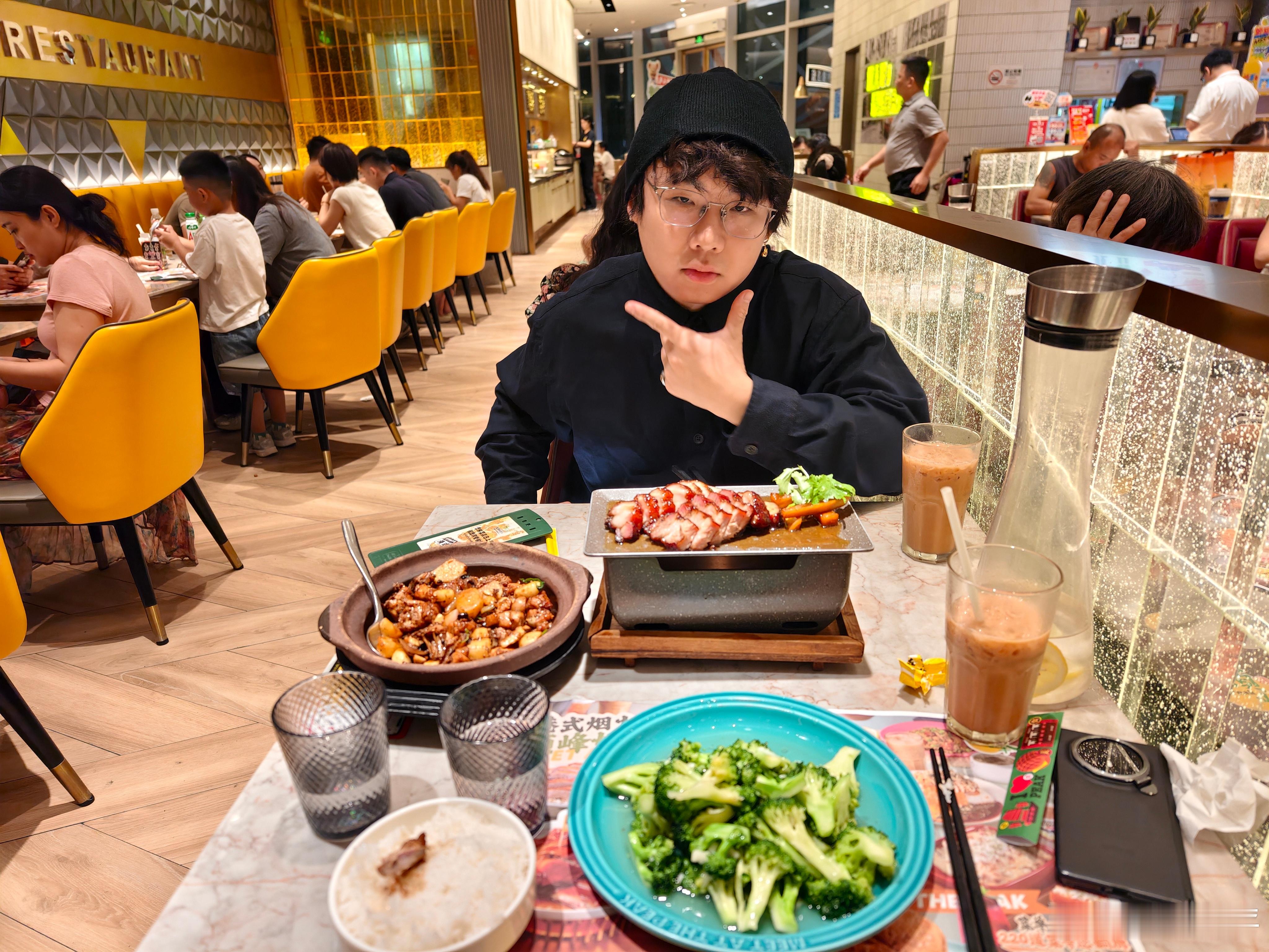 今晚你们吃啥，我吃顶峰 不吃白不吃 ​​​