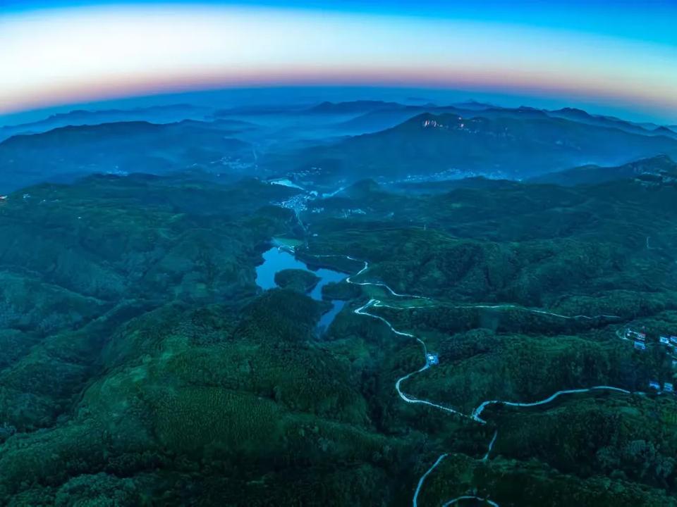 大热天才知道济南最贵的住宅其实集中在旅游路以南这一带。


最近济南的气温超过4