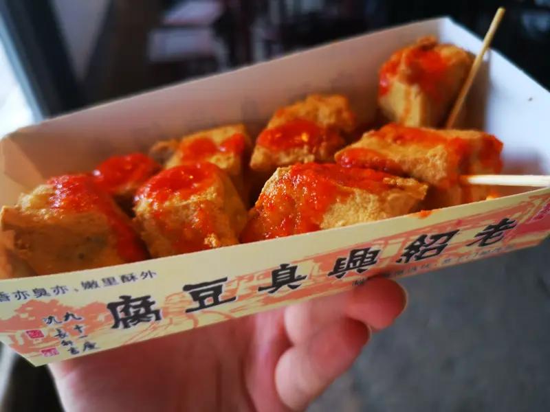 台湾女子被臭豆腐熏到焦虑拔头发：美食香变邻居噩梦，投诉后店家反而爆火
 
你敢信