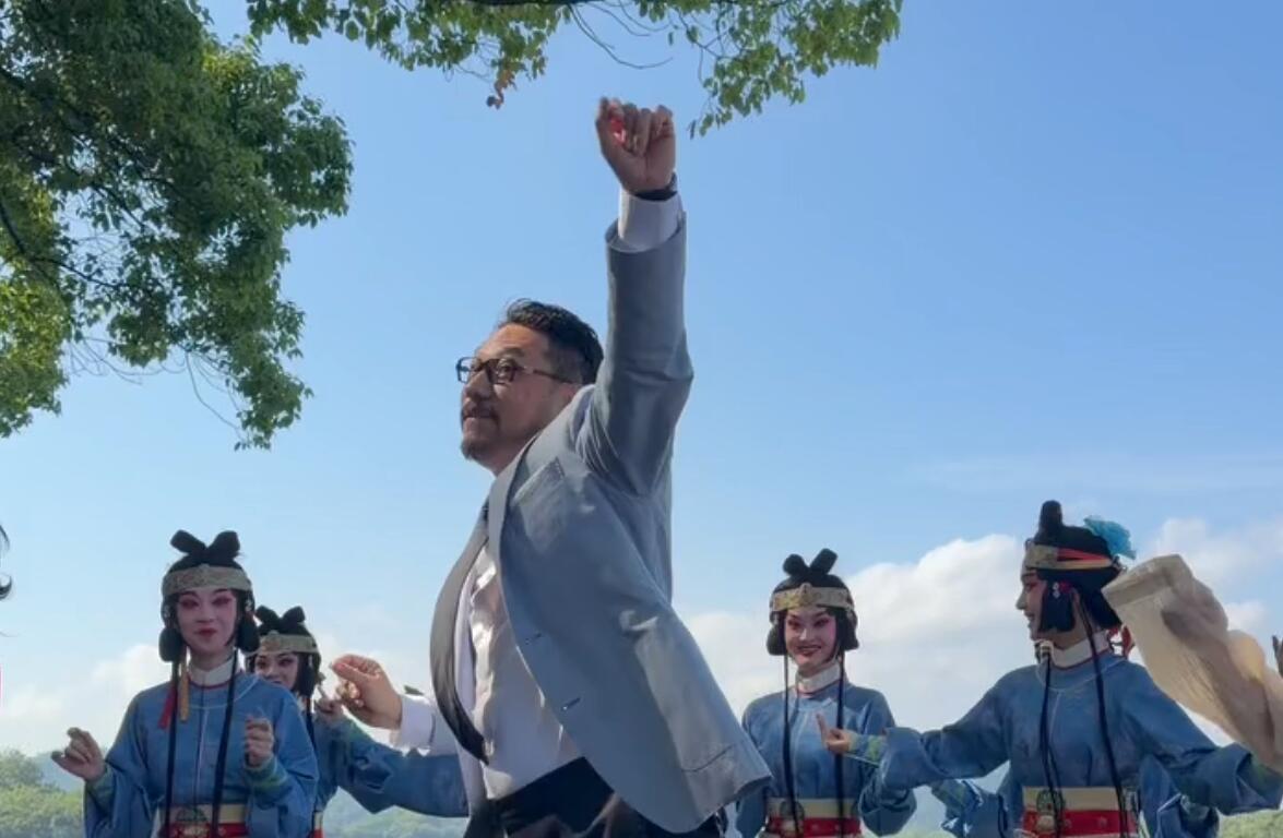 🔥 法拉利大叔许文飙：杀回杭州，6月开工作室
 
核心：57岁杭州籍北舞教授许