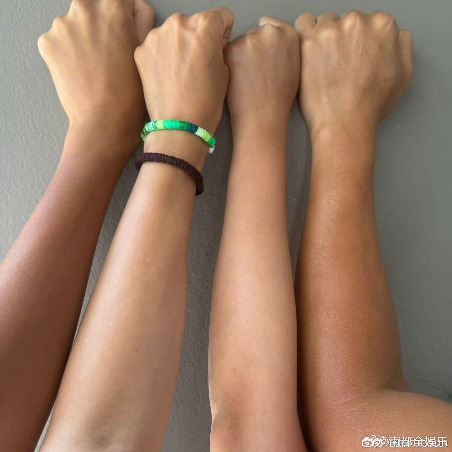 孙俪晒一家人肤色差今日，孙俪晒出和邓超、等等、小花的“手足同框”图，并配文：“日