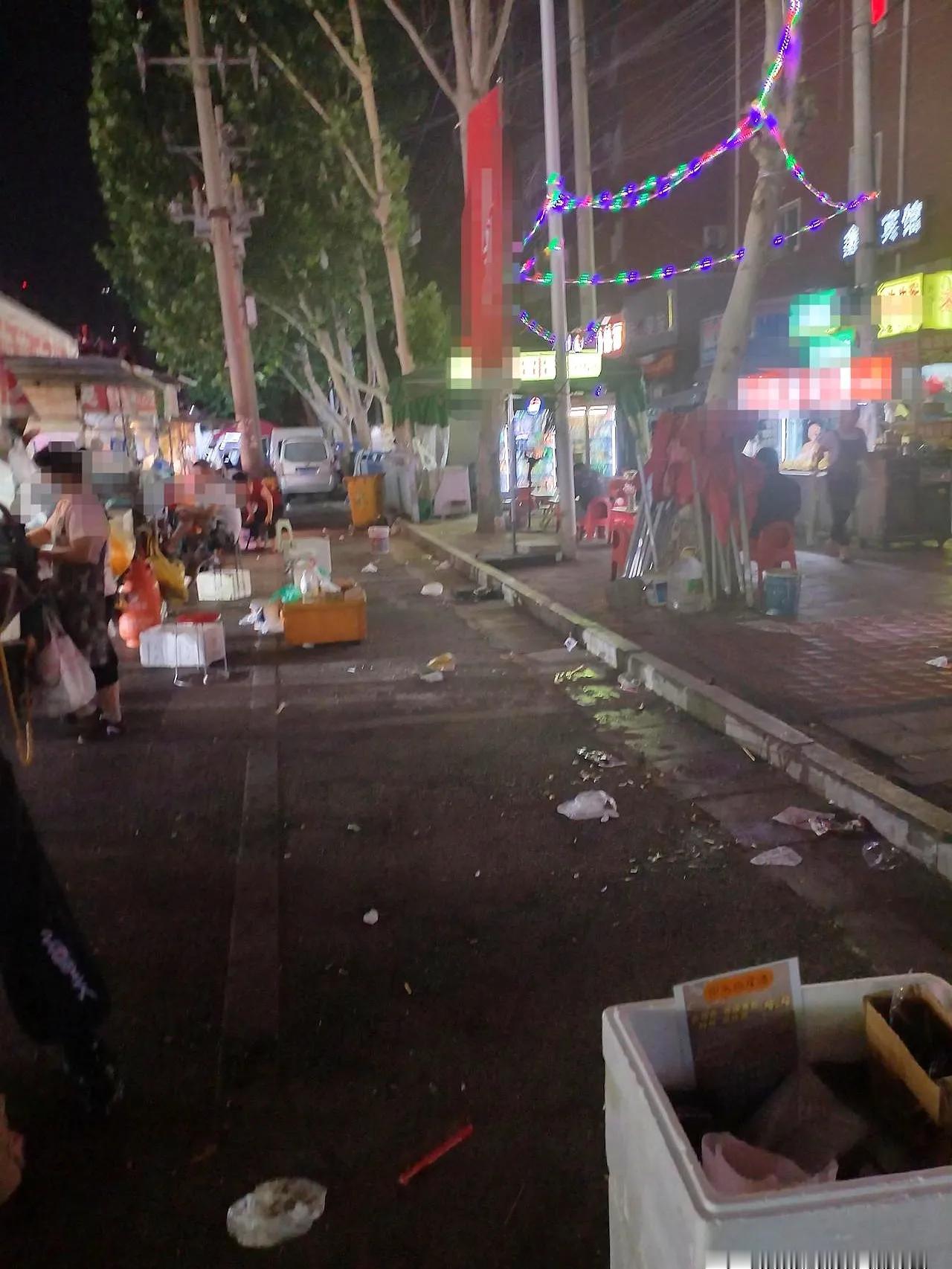 总有人把占道摆摊和人间烟火混为一谈，可真正的烟火气，绝不是霸占公共道路、肆意破坏