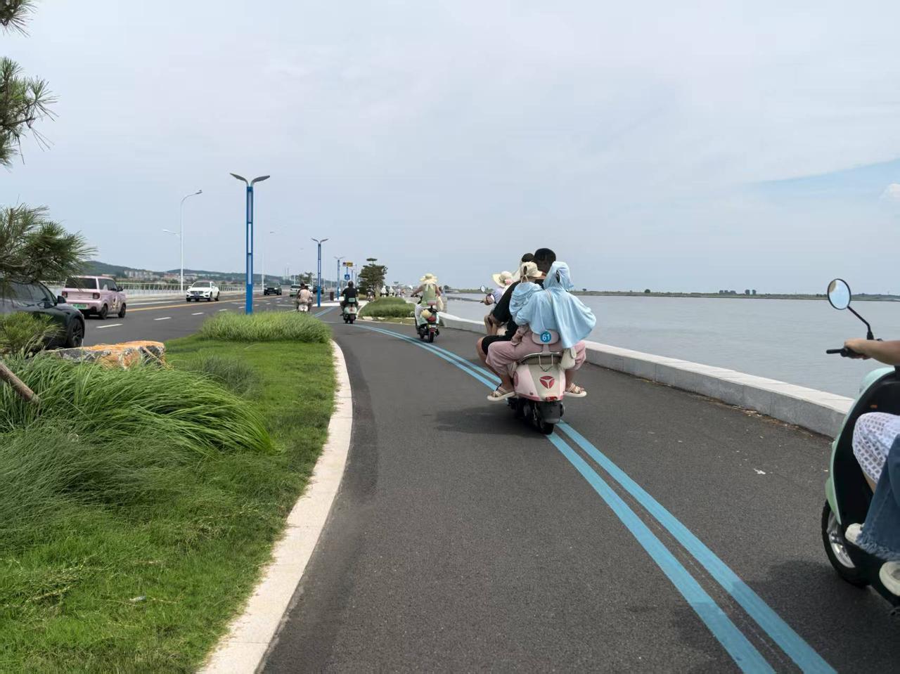 今年夏天，全国各地很多游客慕名来到烟台，基本都是冲着养马岛去的，就是去看果冻海的