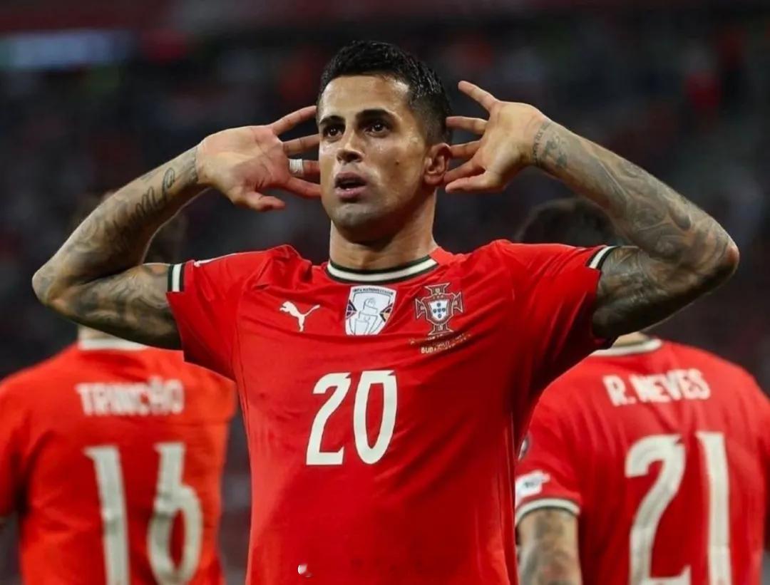 罗马诺消息，国米和巴萨最近24小时里都再次接触了坎塞洛的阵营。国米想签下坎塞洛，