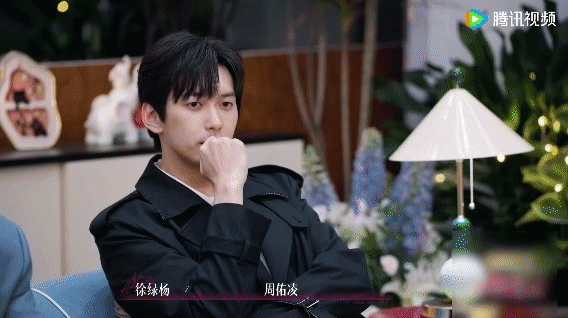徐绿杨左手一个右手一个半熟恋人 节目细节极具拉扯感，徐绿杨同时佩戴两位男嘉宾赠送