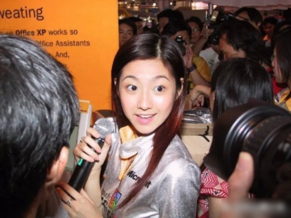 她算第一代被人在网上捧到红的女孩了，五官没有P过，纯天然，最后嫁给了王浩信 ……