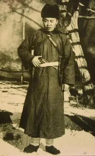 [微笑]1932年，东北土匪投降日军，土匪头子还亲自设宴邀请日军，可就到了晚上，