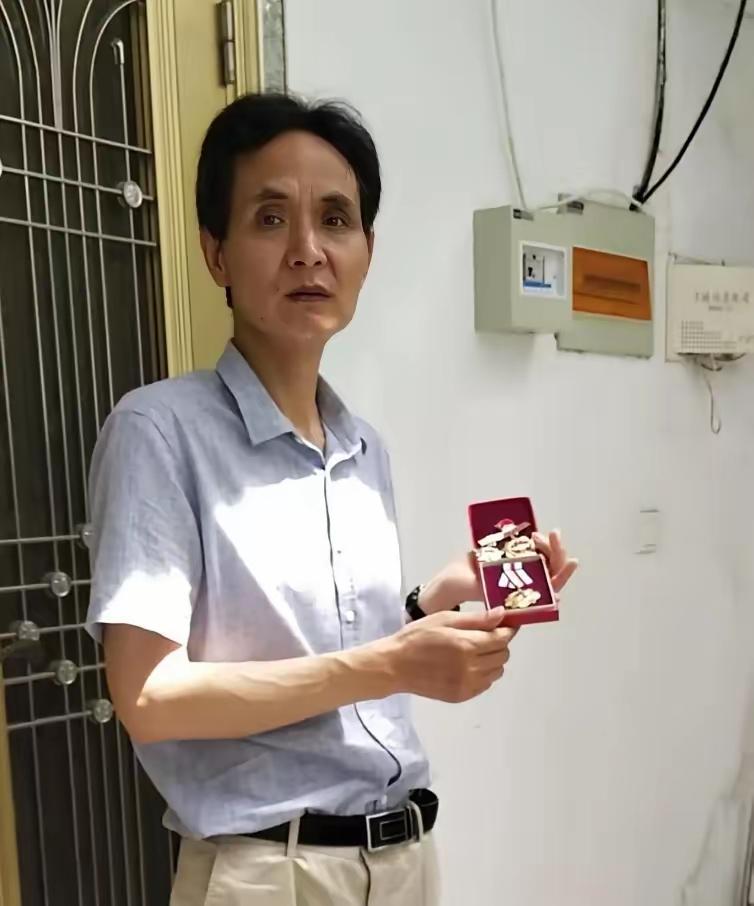 对越自卫反击战一等功臣张长海，潜伏3天3夜，不吃不喝，大小便随身排出。405战斗