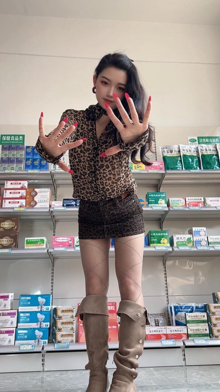 谁还不是小腰精 可甜可酷可温柔 好身材好气质 美女老板娘日常 这样的身材打几分
