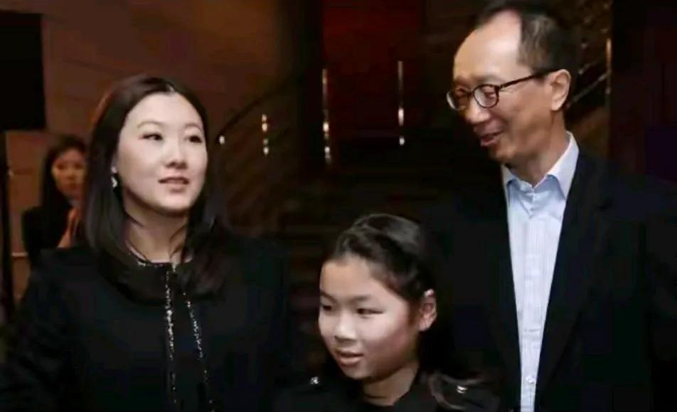 都说嫁什么人过什么日子。伏明霞，郭晶晶这对儿姐妹花。结婚后的人生截然不同。
伏明