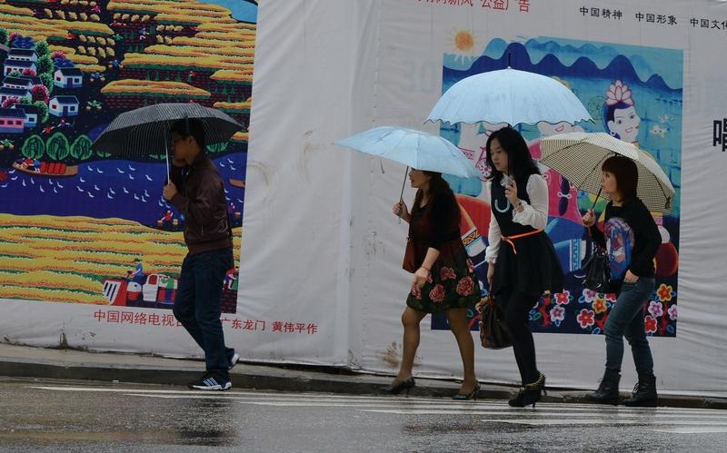 秋雨
一帘细雨自天扬
秋意阵阵添衣裳
春柔夏烈秋红妆
层林尽染诗意长
万里山河画