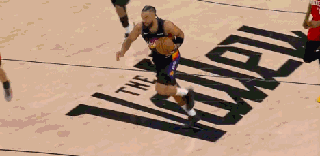 第三节5分18秒，狄龙抢断后快攻，谢泼德追防，在狄龙准备上篮时，谢泼德直接下狠手