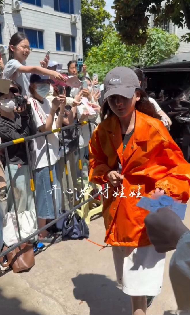 宋祖儿关心摔倒粉丝就这个宋祖儿人美心善！看到粉丝摔倒立马停下来关心，还帮忙扶起栏