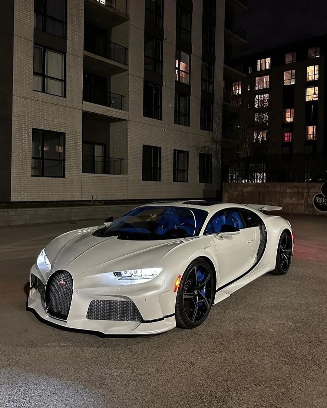 纯白色的布加迪在夜色里就是我的白月光，晚安绝美车片