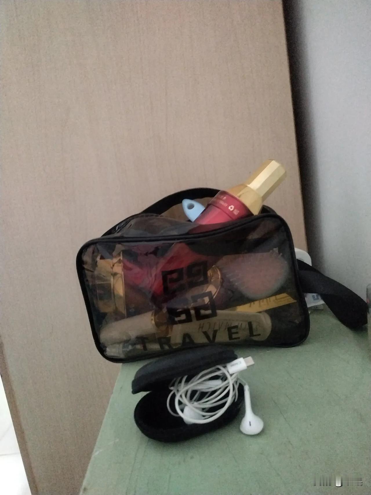 请问用这种耳机很丢人吗？
租房子陪读，除了带几件衣服化妆品，还把我常用的耳机给带