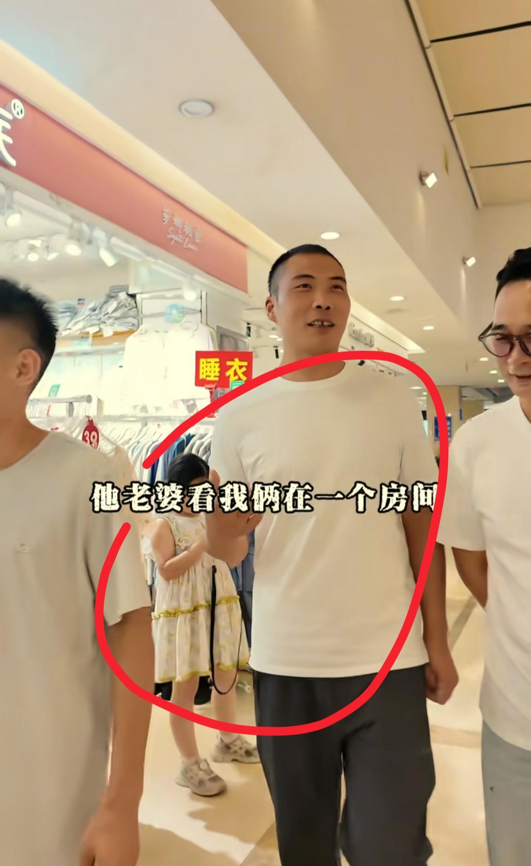 现在全网最糟心的男人就是皮衣哥了吧！
不是因为生意出岔子，也不是因为团队闹矛盾，