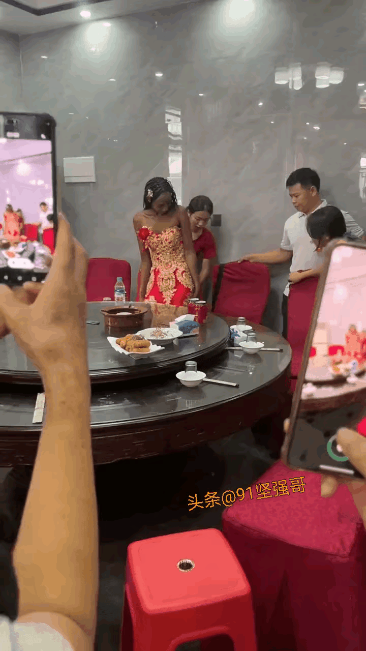 小伙娶了一个黑人媳妇，亲友来了不少，都很好奇的。看这个小伙，感觉也是一个比较沉稳