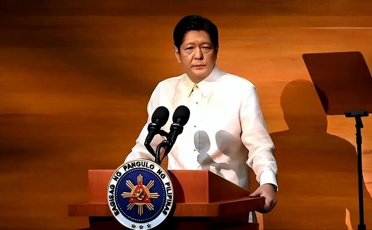 自从中国停止进口菲律宾香蕉，菲律宾香蕉协会的负责人愤怒地表示：“中国断了30万蕉