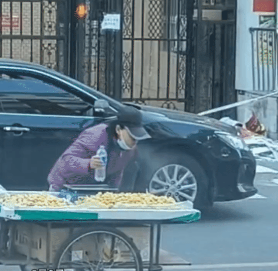 都来瞧一瞧看一看了啊，新鲜的水果，还沾着水珠呢！[笑哭]