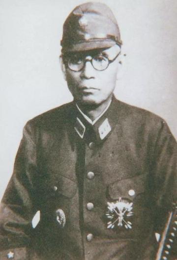 1945年9月，投降的日本兵走出城门。日本兵的队伍散乱，一个个兵蔫头耷脑，没有了