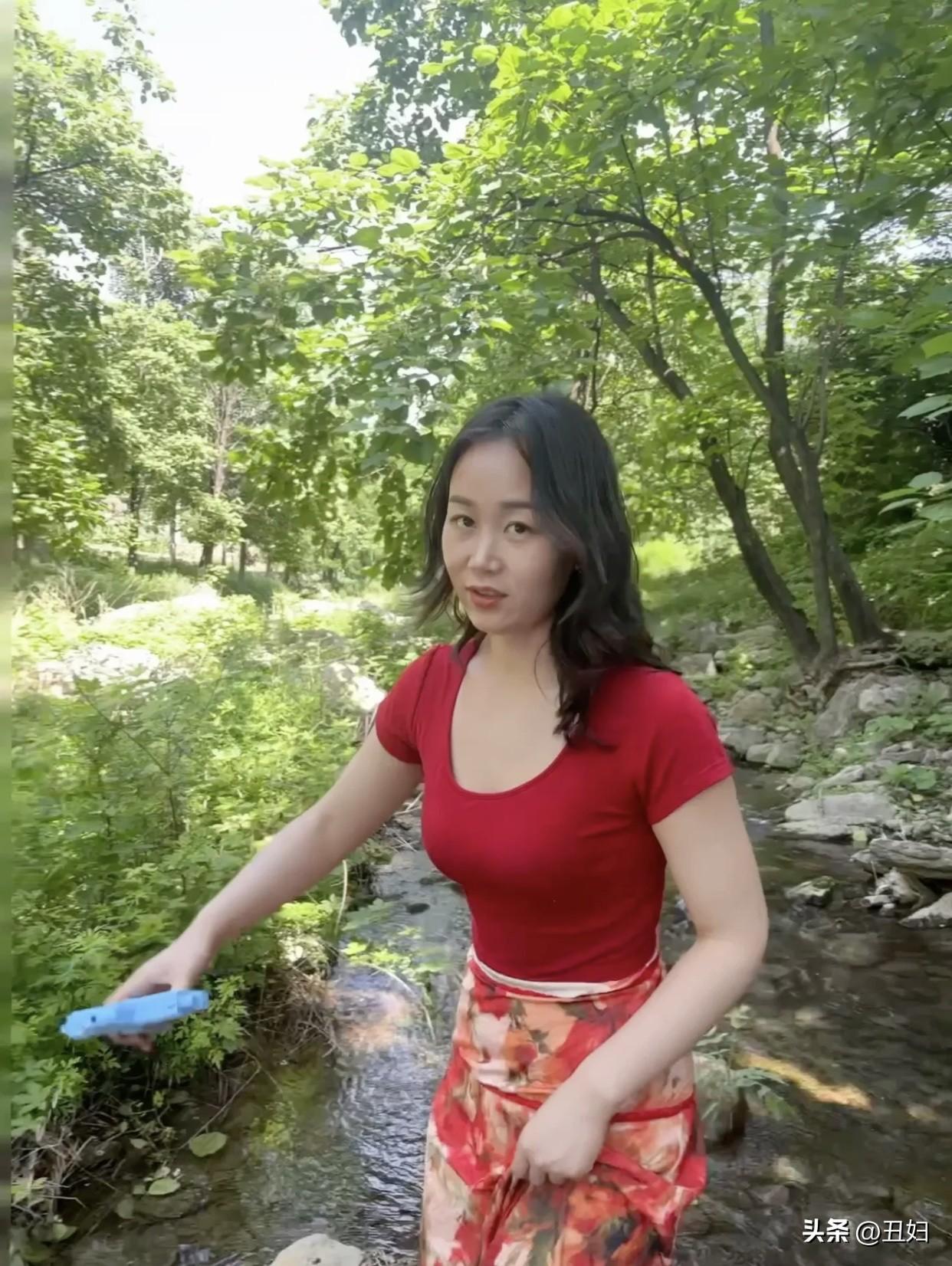 ootd穿搭夏日森林小溪边，红衣少女戏水间。